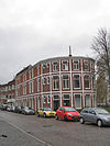 Groningen Blekerstraat 11-15a Jozef IsraÃ«lsstraat 2-4a.JPG -  Groningen, Blekerstraat 11-15a/Jozef IsraÃ«lsstraat 2-4a, Bakstenen woningcomplex met witte gepleisterde banden, 1903; 485259 