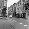 Overzicht Oude Kijk in 't Jatstr. - Broerstr. - Groningen - 20092321 - RCE -  De Oude Kijk in 't Jatstraat in Groningen, gezien naar het zuiden vanaf de hoek met de Broerstraat. Links een deel van Oude Kijk in 't Jatstraat 15-19 (rm 486108). 