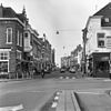 Overzicht Steentilstraat - Groningen - 20092368 - RCE -  Het begin van de Steentilstraat in Groningen, gezien vanaf het Damsterdiep in 1980. Rechts een deel van het hoekpand Steentilstraat 52/Schuitendiep 57 (rm 18701). 