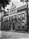 Overzicht voorgevel met versierde geveltop - Groningen - 20094153 - RCE -  Gevel/ Geveltop: Overzicht voorgevel met versierde geveltop (opmerking: In: Buiten ; 19(1925), nr. 52, p. 621) 