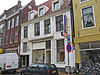Groningen Steentilstraat 50.JPG -  Groningen, Steentilstraat 50; Dwars wit gepleisterd pand, 16de eeuw; rm 18700 