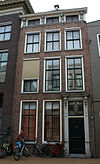 Woonhuis met vensters in de kroonlijst