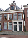 Pand met twee omlijste ingangen