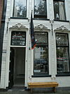 Witgepleisterd eenvoudig pand (Time Out)