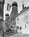 De voorgevel van de synagoge te Groningen met de Nederlandse vlag - Groningen - 20093237 - RCE -  Synagoge: De voorgevel van de synagoge te Groningen met de Nederlandse vlag 