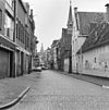 Overzicht Peperstraat - Groningen - 20092325 - RCE -  De Peperstraat in Groningen, gezien naar het noorden. Rechts het Pepergasthuis (rm 18661). 