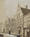Overzicht voorgevel rechtbank - Groningen - 20321003 - RCE -  Rechtbank, Groningen, overzicht voorgevel (op de foto is grijze retouche aangebracht) 