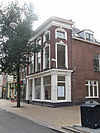 Groningen Gelkingestraat 21 -  Groningen, Gelkingestraat 21, Hoekpand met forse kroonlijst, 1850-1900 (gevel); rm 18457 