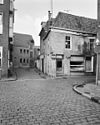 Vishoek - Hoekstr., pakhuis - Groningen - 20094380 - RCE -  De hoek Vishoek-Visserstraat in Groningen, gezien vanaf de Hoge der A. Links de achtergevel van De Sleutel (rm 18599). 