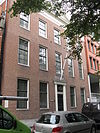 Groningen Guyotplein 2.JPG -  Groningen, Guyotplein 2; 1822; Groot blokvormig gebouw met twee verdiepingen onder omgaand zadeldak welks vier hoekschoorstenen verdwenen zijn; omlijste ingang, rechte kroonlijst met tympaan en roedenverdeling der vensters nog zoals ze in het bouwjaar 1970 zijn gemaakt; rm 18476. Maakte deel uit van het Koninklijk Instituut voor Doofstommen. 
