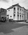 Aanzicht - Groningen - 20093677 - RCE -  De hoek Dwarsstraat/Lage der A in Groningen, 1974. V.l.n.r. Dwarsstraat 3, het hoekpand Dwarsstraat 1 (rm 18450) en Lage der A 14 (rm 18541). 