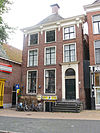 Oosterstraat 69.JPG -  Groningen, Oosterstraat 69, Pand met rococo-voorgevel, middeleeuwen (kern) midden 18e eeuw (gevel) 