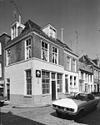 Voor- en zijgevel - Groningen - 20093883 - RCE -  De Hardewikerstraat in Groningen, 1976, met v.l.n.r. de nrs. 29 (hoek Tweede Drift Spilsluizen, rm 18493), 27 (rm 18492) en 25 (rm 18491) 