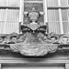 Voorgevel, ingangspartij, detail - Groningen - 20339252 - RCE -  Lambrequin/ Natuursteen: Voorgevel, ingangspartij, detail (opmerking: Gefotografeerd voor Huizen in Nederland, Hendrick de Keyser) 