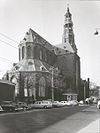 Exterieur OVERZICHT NAAR HET NOORDOOSTEN - Groningen - 20262774 - RCE -  De Der Aa-kerk in Groningen, noordoostzijde, gezien vanaf het A-Kerkhof NZ, 1960 
