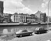 Overzicht - Groningen - 20093674 - RCE -  De Lage der A in Groningen, gezien vanaf de Hoge der A in 1974. Links de Dwarsstraat, dan v.l.n.r. het hoekpand Dwarsstraat 1 (wit, rm 18450), de nrs. Lage der A 14 (ook wit, rm 18541), 15, 16, 17 (rm 18539), 18 (laag pand met puntgevel, rm 18542), 19 en 21 (pakhuis, rm 485811). 