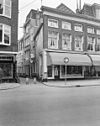 Voorgevel - Groningen - 20094337 - RCE -  De voorgevel van Steentilstraat 30 in Groningen, 1975 (rm 18695). Links het Hoornstraatje. 