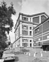 Rechter zijgevel ingang - Groningen - 20093324 - RCE -  De zuidelijke zijgevel aan de Kruitlaan van de Stadsschouwburg van Groningen, 1980, gezien naar het westen 