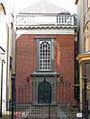 Groningen Oude Boteringestraat 33.JPG -  Groningen, Oude Boteringestraat 33; 1815; Doopsgezinde Kerk. Zaalgebouw uit 1815 met ingangspartij achter de rooilijn van de Oude Boteringestraat. Omlijste ingangspartij van halfrond gesloten deuren en vensters erboven; rm 18618 