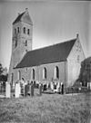 Kerk en toren op kerkhof vanuit het zuid-oosten en vanuit het noord-oosten - Midwolde - 20158952 - RCE -  Hervormde Kerk: Kerk en toren op kerkhof vanuit het zuid-oosten en vanuit het noord-oosten 
