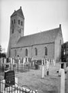 Kerk en toren op kerkhof vanuit het zuid-oosten en vanuit het noord-oosten - Midwolde - 20158953 - RCE -  Hervormde Kerk: Kerk en toren op kerkhof vanuit het zuid-oosten en vanuit het noord-oosten 