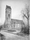 Kerk en toren op kerkhof voor de restauratie naar het noord-oosten - Midwolde - 20158949 - RCE -  Hervormde Kerk: Kerk en toren op kerkhof voor de restauratie naar het noord-oosten 