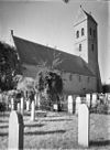 Kerk en toren op kerkhof vanuit het zuid-oosten en vanuit het noord-oosten - Midwolde - 20158955 - RCE -  Hervormde Kerk: Kerk en toren op kerkhof vanuit het zuid-oosten en vanuit het noord-oosten 