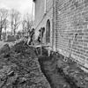 Het ruimen van funderingskeien bij noordzijde koor - Midwolde - 20159123 - RCE -  Nederlands Hervormde Kerk: het ruimen van funderingskeien bij noordzijde koor 