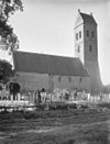 Kerk en toren op kerkhof vanuit het zuid-oosten en vanuit het noord-oosten - Midwolde - 20158954 - RCE -  Hervormde Kerk: Kerk en toren op kerkhof vanuit het zuid-oosten en vanuit het noord-oosten 