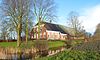 Huizinge - Framaheerd -  Framaheerd, oldambster boerderij nabij Huizinge. Bevat balkon boven voordeur en boven alle ramen stucomramingen en kuifstukken.