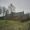 Overzicht van de voorgevel van het poortgebouw, het rechterdeel is woonhuis