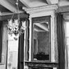 INTERIEUR, EETKAMER, HOUTSNIJWERK BOVEN SCHOORSTEENMANTEL - Midwolda - 20298631 - RCE -  Boerderij: INTERIEUR, EETKAMER, HOUTSNIJWERK BOVEN SCHOORSTEENMANTEL 