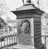 Kerkhof, detail gietijzeren grafmonument voor predikant C. van Weeyden Abbesch