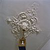 Interieur, voorhuis, gang, detail plafond- stucornament - Oostwold - 20347116 - RCE -  Boerderijen/ Ornament: Interieur, voorhuis, gang, detail plafond: stucornament 