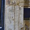 Interieur, voorhuis, rechter voorkamer, planken met restanten behang - Oostwold - 20347124 - RCE -  Boerderijen: Interieur, voorhuis, rechter voorkamer, planken met restanten behang 