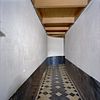 Interieur, schuurgedeelte- gebogen gang - Oostwold - 20347137 - RCE -  Boerderijen: Interieur, schuurgedeelte: gebogen gang 