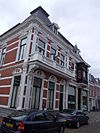 Regenkledingfabriek 2 Voorm. regenkledingfabriek, dubbel winkelwoonhuis