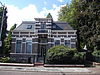 Herenhuis in eclectische bouwtrant met hek