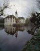 Overzicht voorgevel en linker zijgevel met gracht op de voorgrond