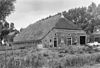 Kop-hals-rompboerderij met voorhuis tussen topgevels, aangebouwde bijschuur en vrijstaand bakhuisje