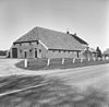 Boerderij van het Westerwoldse type met omlijste ingang opzij van het voorhuis