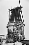 Korenmolen in vervallen staat in sneeuwlandschap, van opzij gefotografeerd - Feerwerd - 20073294 - RCE -  Joeswert: Korenmolen in vervallen staat in sneeuwlandschap, van opzij gefotografeerd 