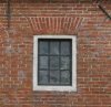 Detail achtergevel: ruit en metselwerk rechts van de linker uitrijdeur