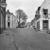 Stenen boogbrug de Boog over het Winsumerdiep in het dorp Winsum - Winsum - 20215101 - RCE -  Hoofdstraat Winsum, Winsum (Groningen), zicht richting Obergum, 1980. Links vm. Logement Alderts (rm 47016), in het midden de stenen boogbrug De Boog (rm 510822) en rechts een deel van De Gouden Karper (rm 39024). 