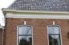 Zicht op hersteld metselwerk in voorgevel onder de dakgoot
