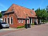 Aduard - Kaakheem 2-4 - links -  Eenvoudig pand onder afgewolfd zadeldak aan de Kaakheem 2-4 in Aduard. Gebouwd in de eerste helft van de 19e eeuw. 