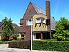 Aduard - Burg. Seinestraat 72 - rechts -  Woonhuis in Amsterdamse Schoolstijl met aangebouwde schuur aan de Burg. Seinenstraat 72 in Aduard. Gebouwd in 1932 naar ontwerp van architect Willem Reitsema. 