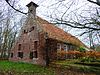 Hoogemeeden - Weersterweg 20 voorgevel rechts -  Boerderij Hooge Meeden aan de Weersterweg 20 in het gehucht Hoogemeeden, waarvan het voorhuis een gevelsteen met 'Anno 1618' draagt. 