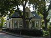 Villa Rustoord Grijpskerk -  Monument (Villa Rustoord) op de hoek van de Groningerstraatweg en de Stationsstraat. Rijksmonumentnummer 516304. Huis uit 1891 in eclectische stijl (zie verder wikia). Monument is ook zichtbaar op foto's uit begin 20e eeuw. Staat op de plek van het vroegere herenhuis 'BÃ¶rgje' (1827-1891), dat werd gebouwd in opdracht van notaris Menzo de Muinck. Tot 1827 stond er de edele heerd 'Wijderbuur' van Klaas Jans de Poel.
