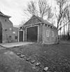 Voorzijde schapen- en kleinveestal - Grijpskerk - 20331951 - RCE -  Voorzijde koetshuis 